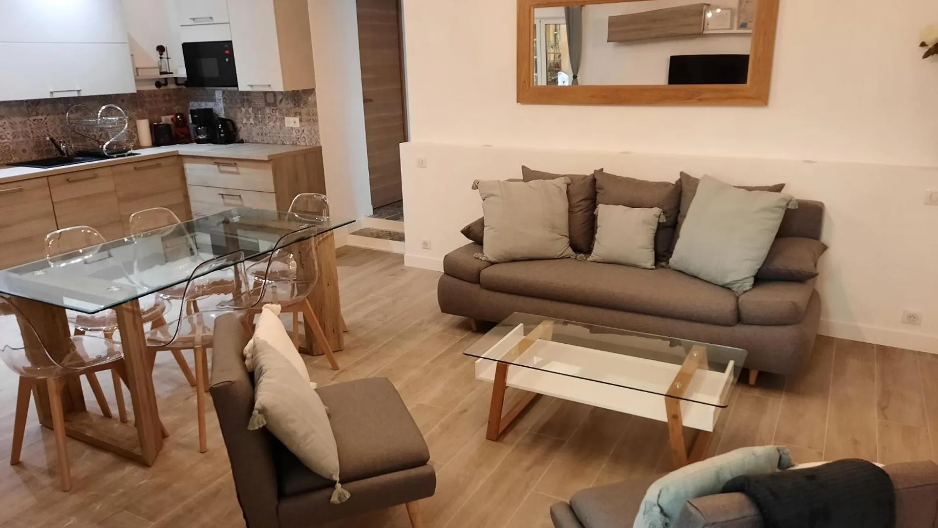 Beautiful Old Town Flat, Near The Beach Nice
